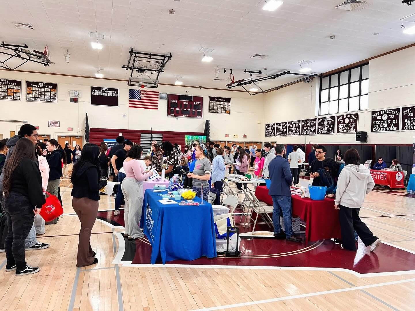 Feria de oportunidades de voluntariado en Suffolk conecta a estudiantes con organizaciones locales