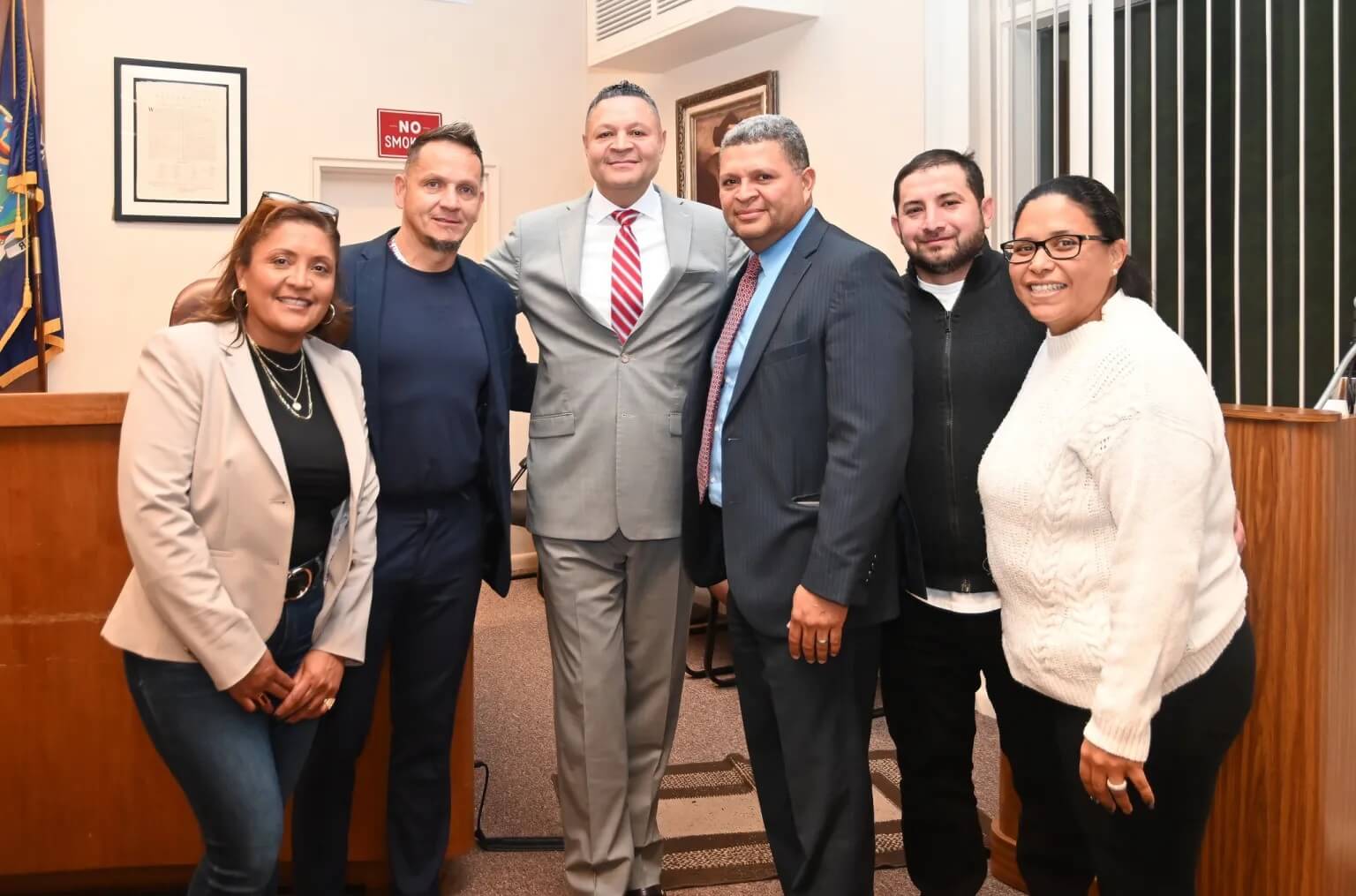 Pedro Quintanilla asume como primer concejal hispano en Westbury