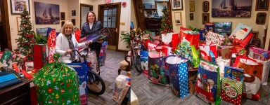 Empleados de Islip difunden alegría navideña donando al programa 'Angel Tree'