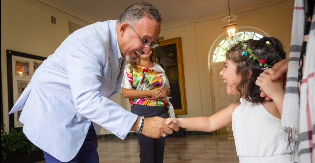 Miguel Cardona: Un Puente Entre Comunidades y el Futuro de la Educación