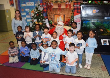 Santa Claus visita a estudiantes pre-K de la Northeast Elementary School