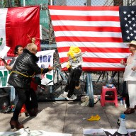 Activistas queman piñata con la figura de Trump frente a embajada de EEUU en México