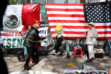 Activistas queman piñata con la figura de Trump frente a embajada de EEUU en México