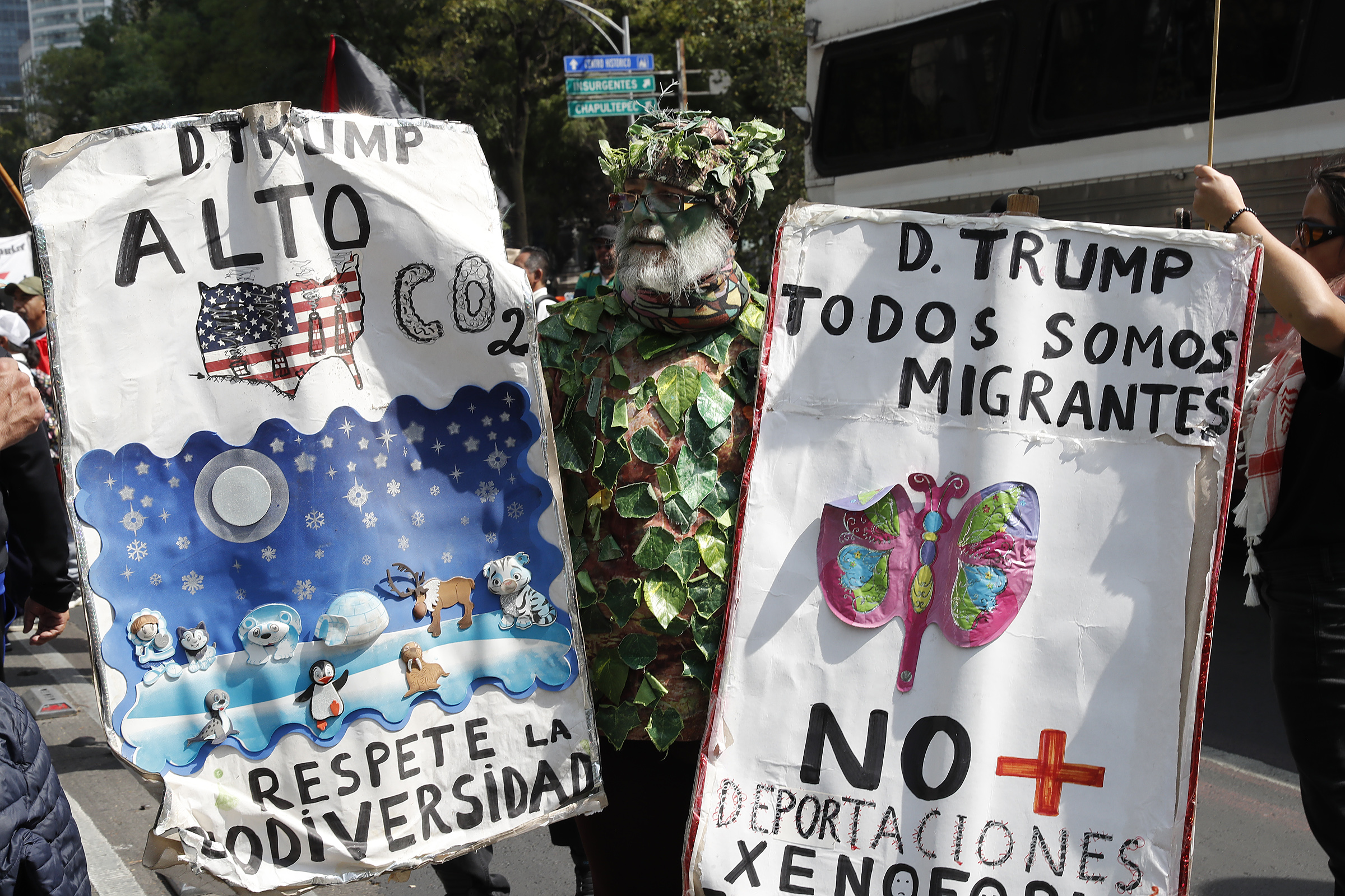 Activistas queman piñata con la figura de Trump frente a embajada de EEUU en México