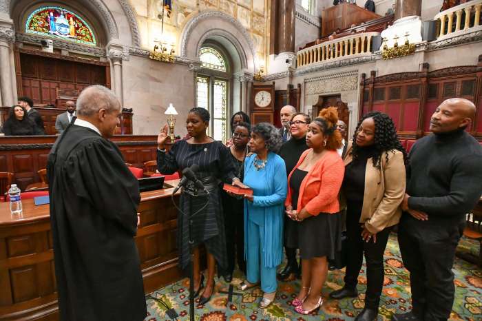 Siela Bynoe juramentada como la primera senadora estatal afroamericana de Long Island