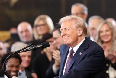 El presidente de Estados Unidos, Donald Trump, reacciona después de prestar juramento el día de su toma de posesión presidencial en la Rotonda del Capitolio de Estados Unidos en Washington, Estados Unidos, el 20 de enero de 2025.