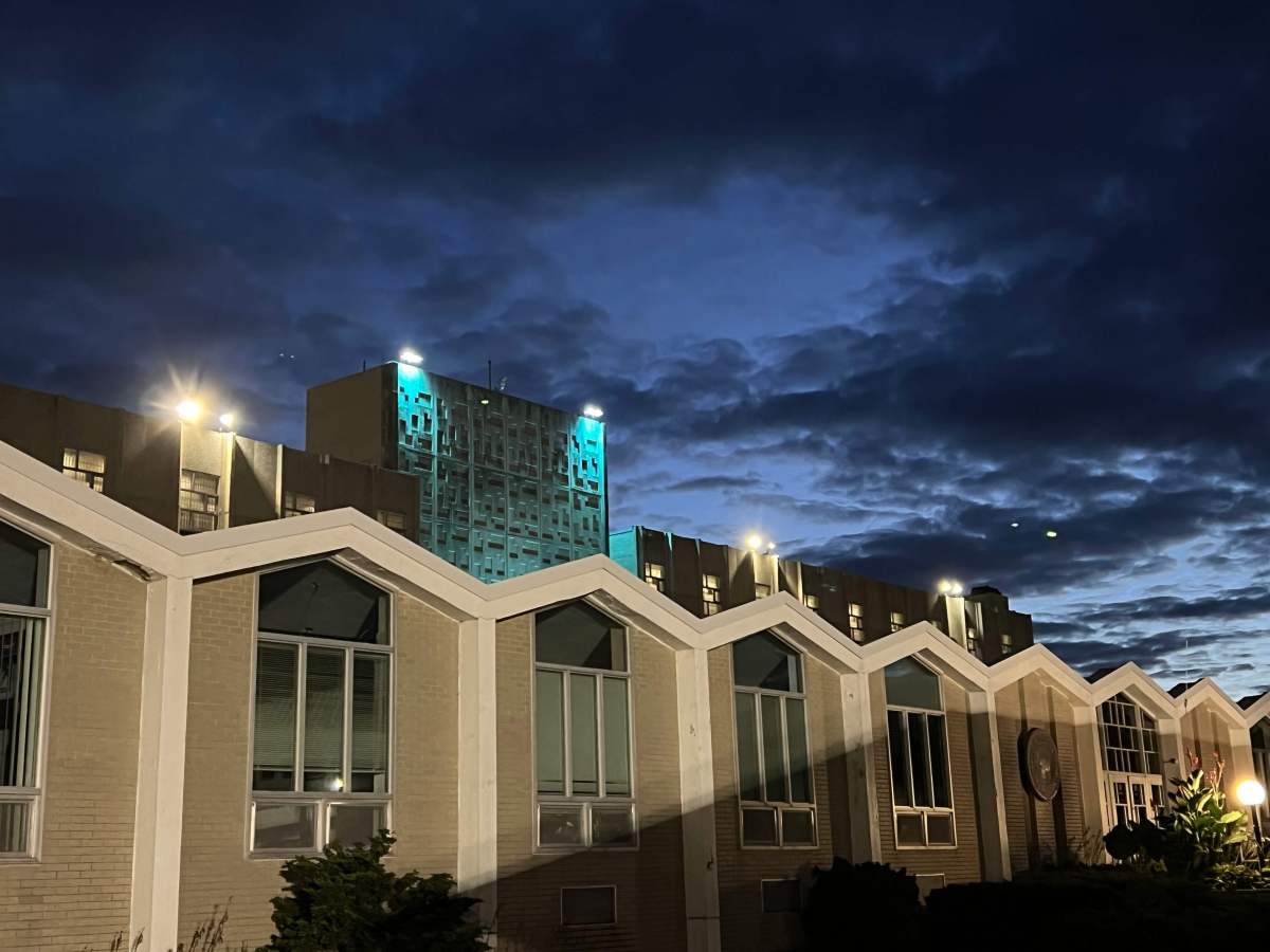 Centro Penitenciario de Riverhead se ilumina de azul para generar conciencia sobre la trata de personas