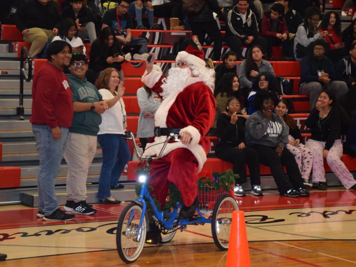 Santa Claus también hizo una aparición especial como invitado antes de la Batalla de las Clases de la escuela secundaria