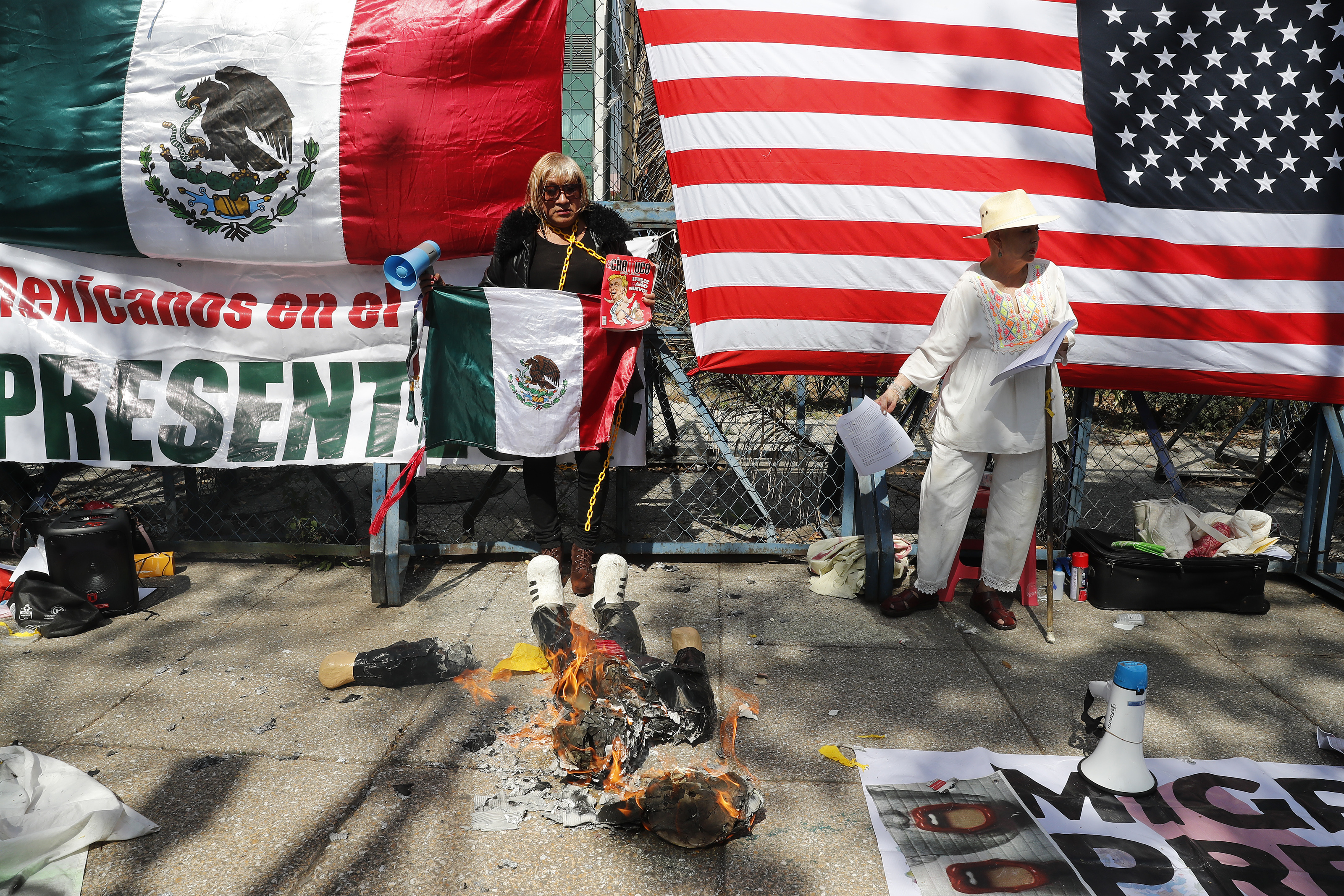 Activistas queman piñata con la figura de Trump frente a embajada de EEUU en México