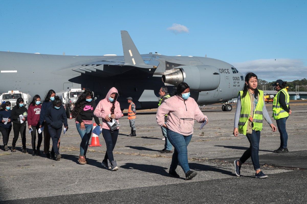 Trump envía a los primeros deportados de su Gobierno a Guatemala en aviones militares