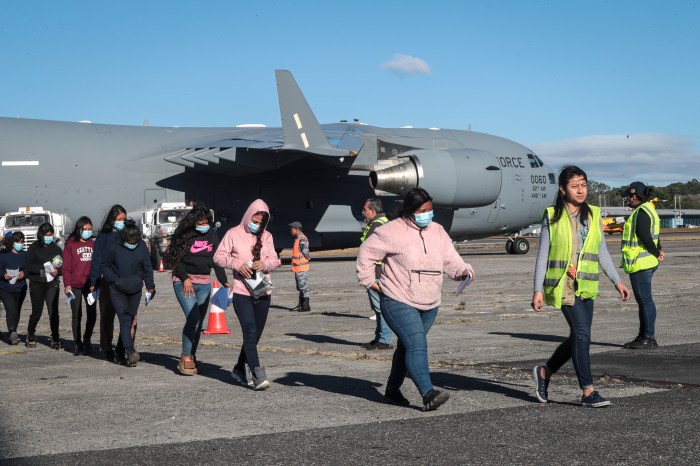 Trump envía a los primeros deportados de su Gobierno a Guatemala en aviones militares