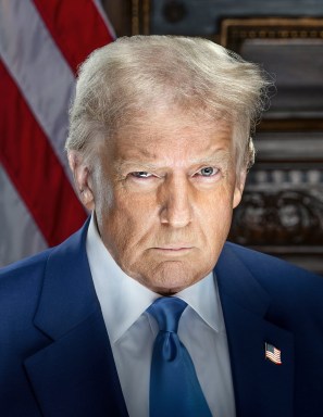 Trump publica su retrato oficial como presidente, similar a su foto policial