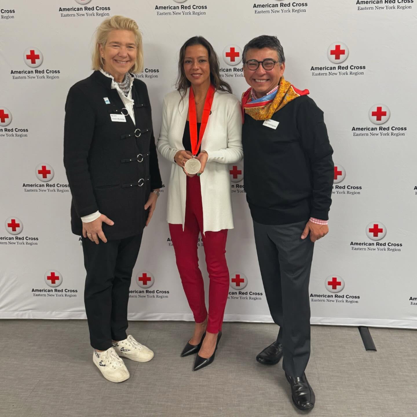 Senadora Martínez recibe premio Legisladora del Año de la Cruz Roja Americana