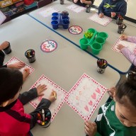 Estudiantes de Amityville celebran San Valentín elaborando tarjetas especiales