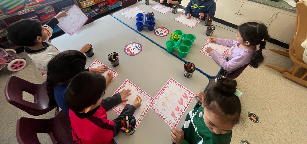 Estudiantes de Amityville celebran San Valentín elaborando tarjetas especiales