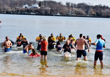 Polar Plunge en Long Island recauda $70.000 para las Olimpiadas Especiales