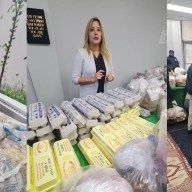 Familias del condado de Nassau reciben bolsas con alimentos gratuitos