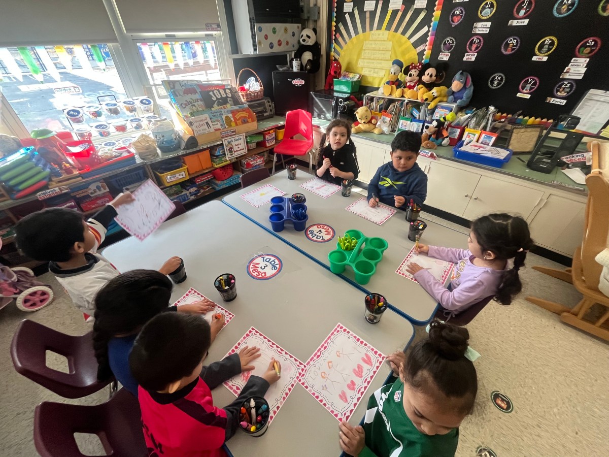 Estudiantes de Amityville celebran San Valentín elaborando tarjetas especiales