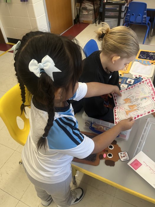 Estudiantes de Amityville celebran San Valentín elaborando tarjetas especiales