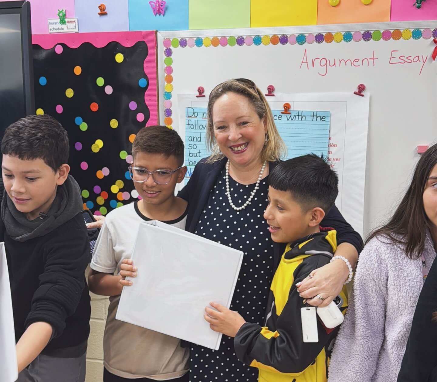 Legisladora Rebecca Sanin entrega más de 100 carpetas a estudiantes en Brentwood