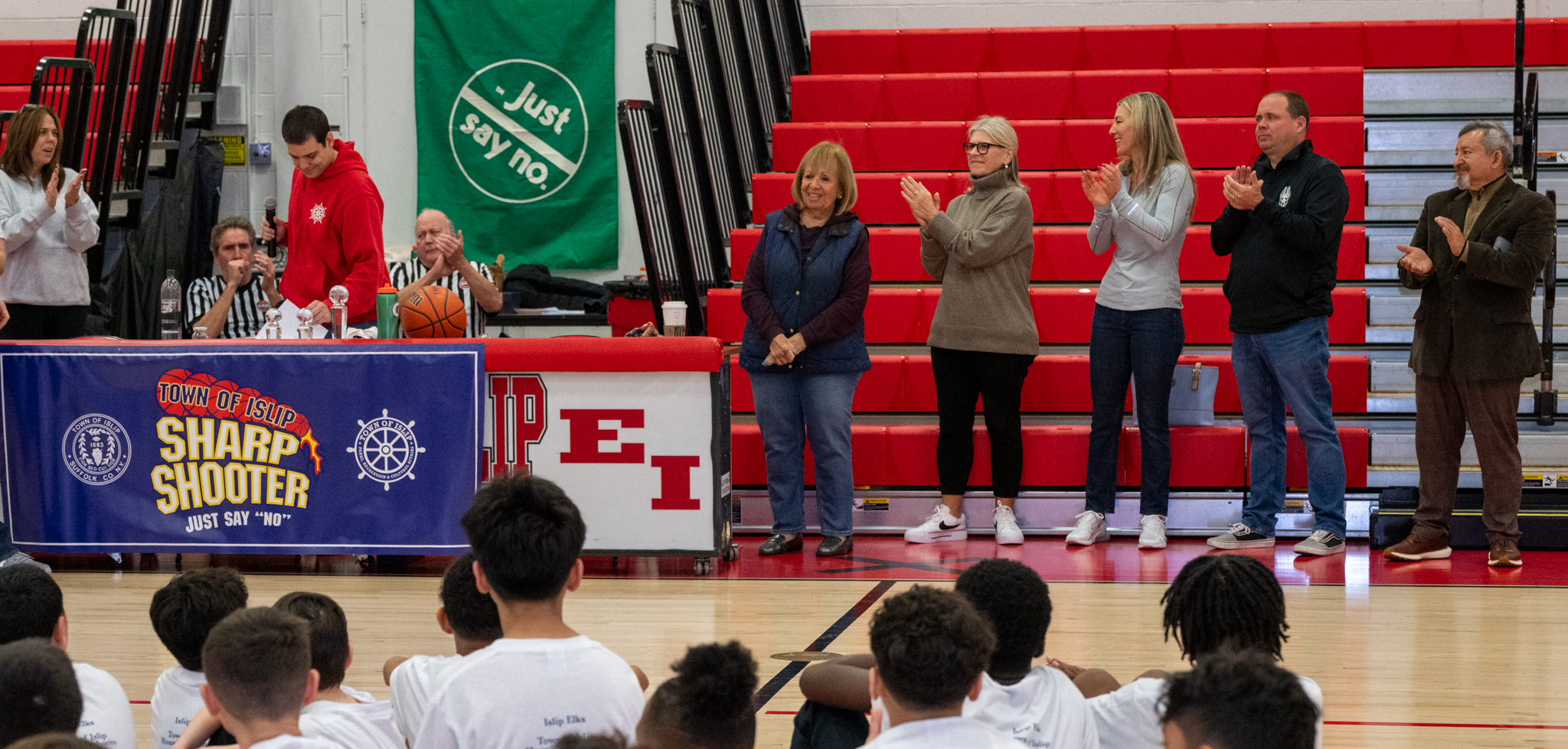 Estudiantes de Islip brillan en competencia de tiros en baloncesto