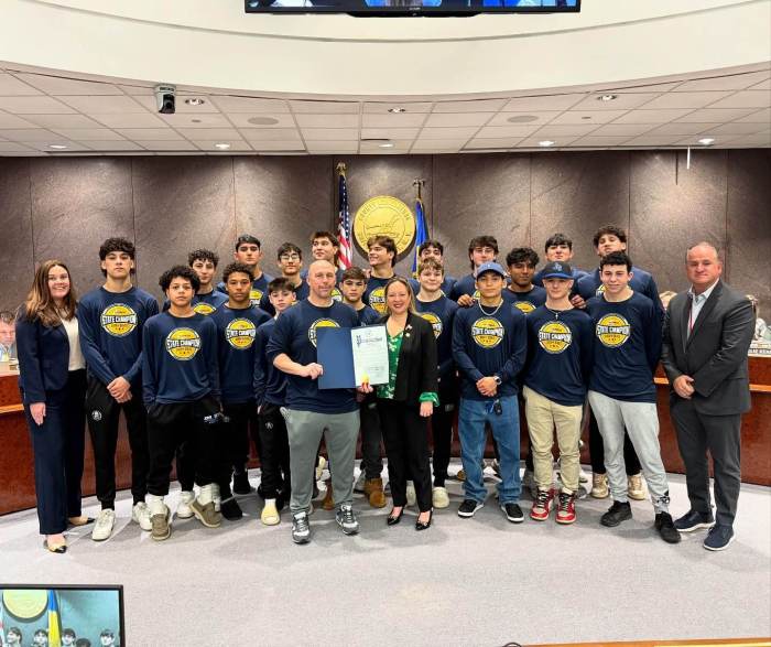 Legisladora Sanin rinde homenaje a equipo de lucha de Elwood campeón escolar en NYS