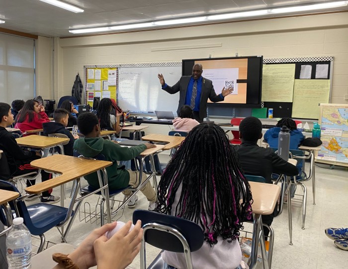 Estudiantes exploran diversas carreras profesionales en la Escuela Intermedia Edmund W. Miles